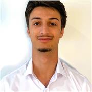 Étudiant de 20 ans en école de commerce, programme Grande École, disponible pour des élèves jusqu’à la terminale.